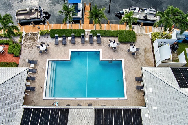 Building Photo - 140 Cypress Club Dr