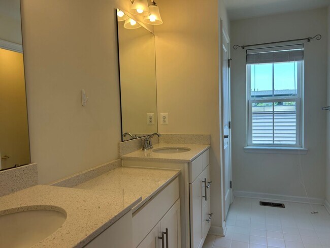 Building Photo - 4 level townhome in Westmoore ready for mo...