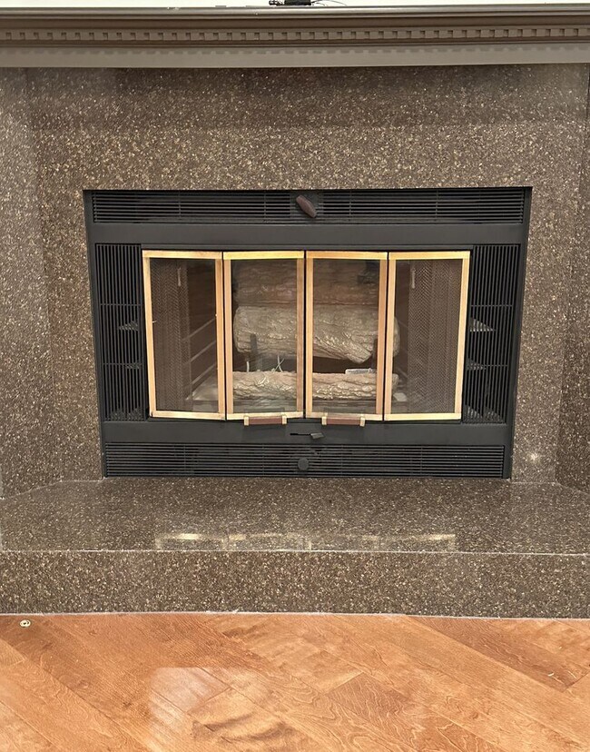 Building Photo - Fully Updated Executive Rental - FREE MONT...