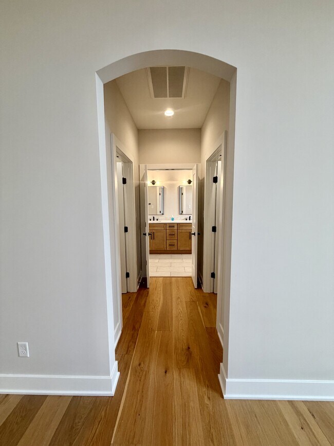 Building Photo - 204 Crest Ridge Ct