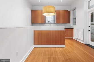 Building Photo - 727 S 7th St