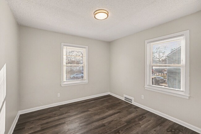 Building Photo - Beautiful 3 Bedroom 1 Bathroom Home in Kansas City!