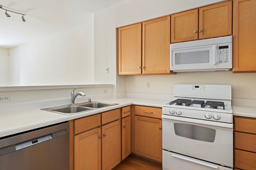 Building Photo - 6400 Crescent Park E