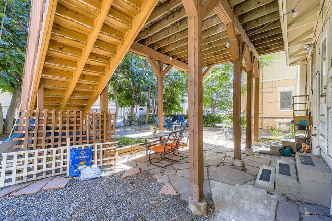 Building Photo - Cozy Cap Hill Studio Unit in Beautiful Con...