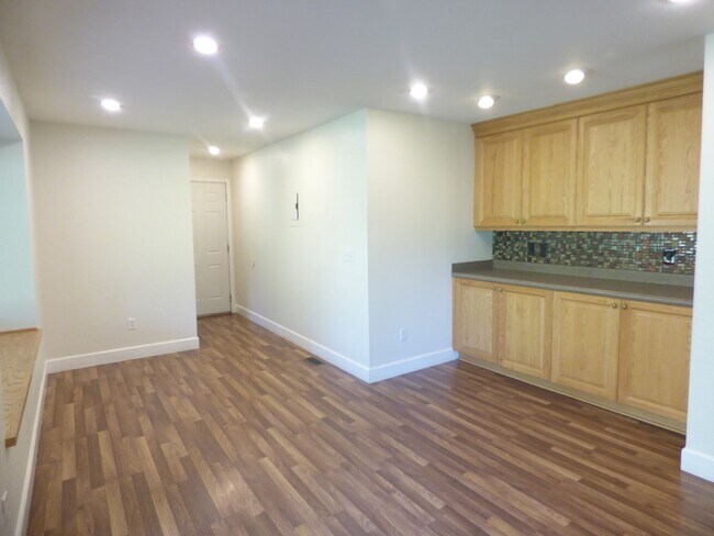 Building Photo - 5 Bd 3 Ba Home in Sandy