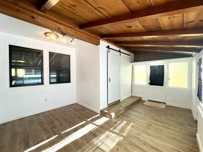 Building Photo - 3 bed, 2 bath located in Riverside!