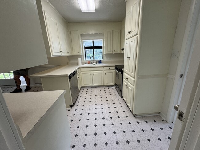 Building Photo - 400 Massee Dr