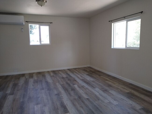 Building Photo - 1/2 off first months rent Totally Renovated Studio! AVAILABLE NOW!!