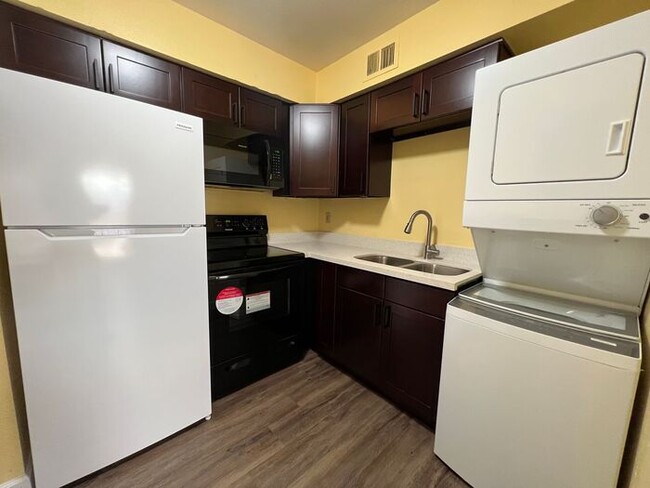 Building Photo - Freshly remodeled 2-bedroom, 1-bath unit!