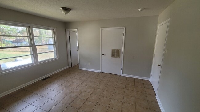 Building Photo - 3 Bedroom Brick Ranch