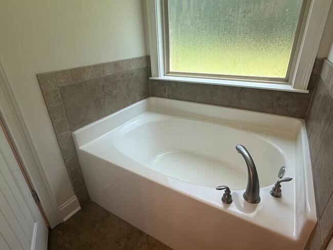 Building Photo - 2423 Deer Run Ct