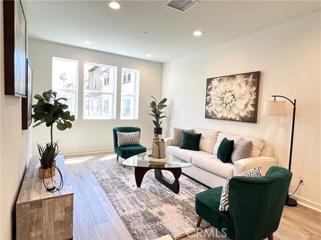 Building Photo - 45 Sanctuary Ln