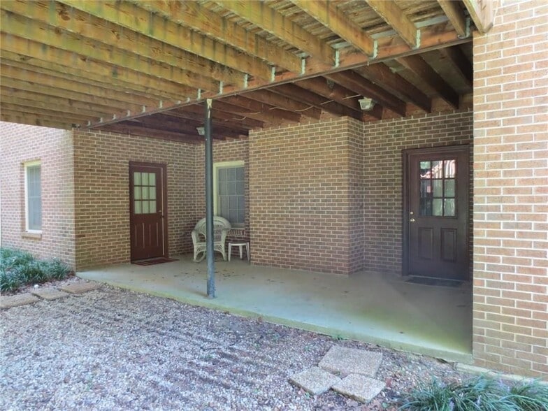 Building Photo - 220 Lantern Ridge Ct