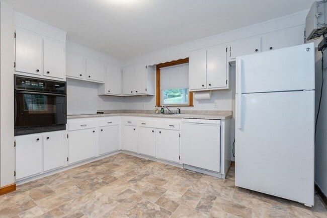 Building Photo - 205 Hardy Pond Rd