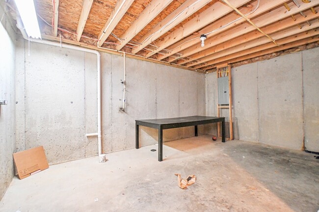 Building Photo - 8453 Forest Valley Dr
