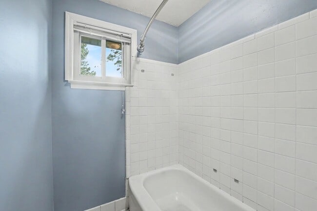 Building Photo - 18 Silverstone Cir