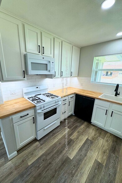 Kitchen - 5101 Canadian Ave