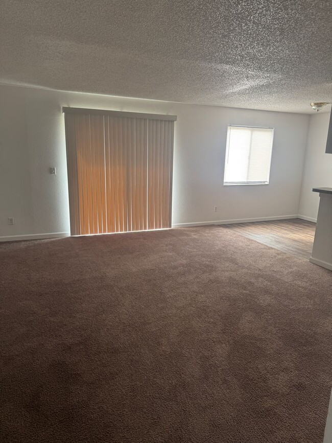 Building Photo - Spacious 2 bedroom/ 1 bath unit with inclu...