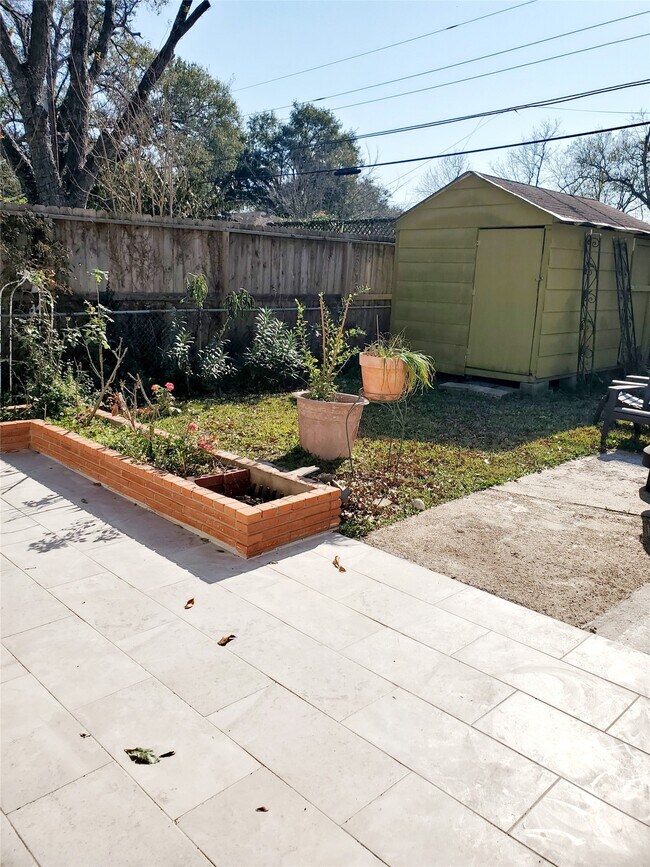 Building Photo - 7953 Ridgeview Dr