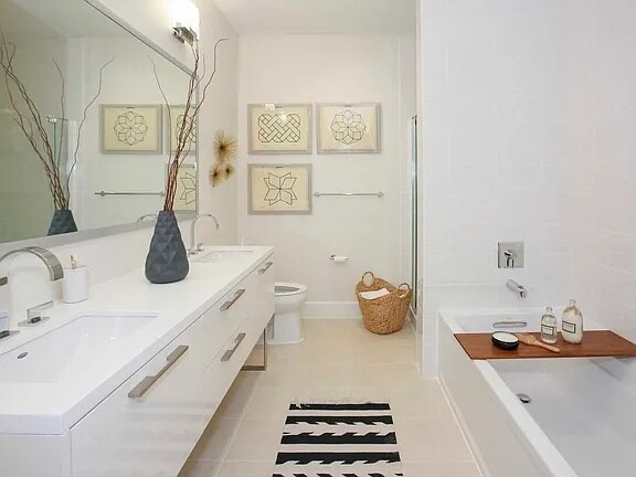 Building Photo - Experience Luxury Living in the Heart of H...