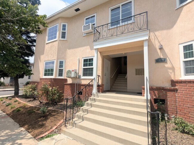 Building Photo - 5671 S San Vicente Blvd