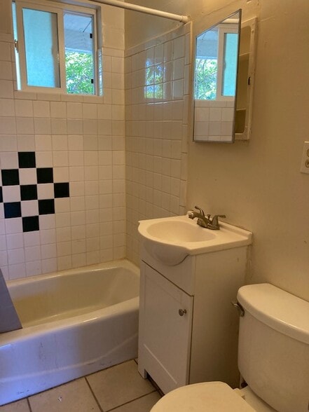 Bath room with shower/bath combo - 3213 Alma St