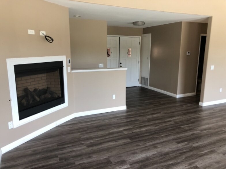 Building Photo - 1824 Queens Way