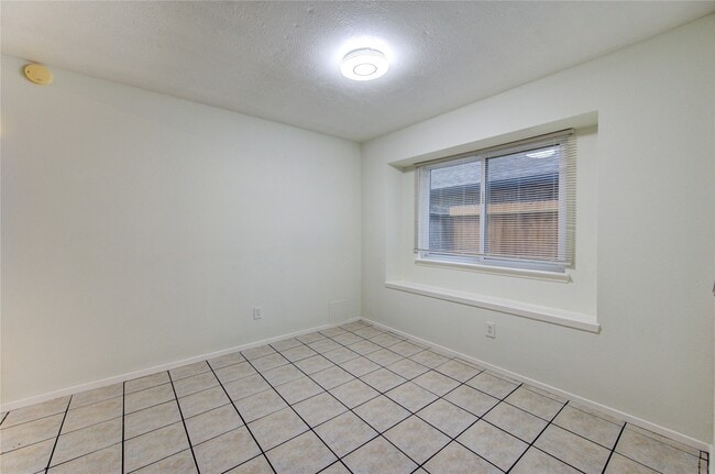 Building Photo - 2215 Squire Dobbins Dr