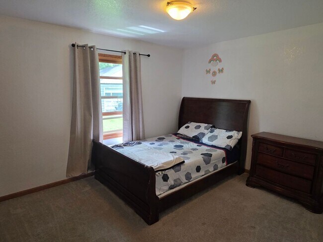 Building Photo - Updated 4 bedroom Greenfield ranch home