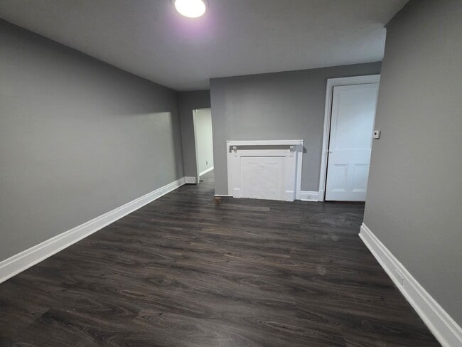 Building Photo - 2 bedroom 1 bath townhouse for rent in the West End