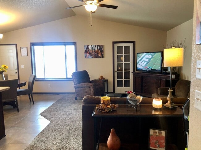 Building Photo - 2 Bed 1.5 Bath Plus Office