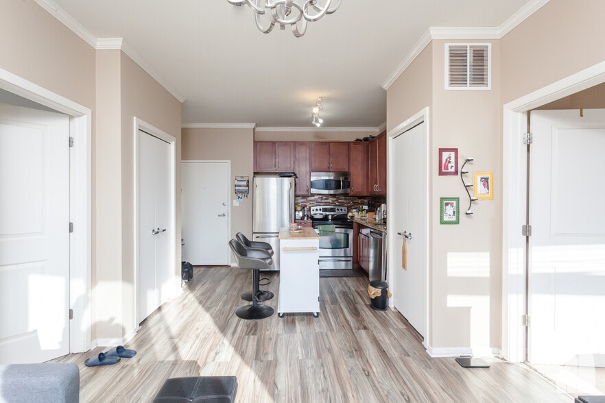 Building Photo - 1 E 8th St