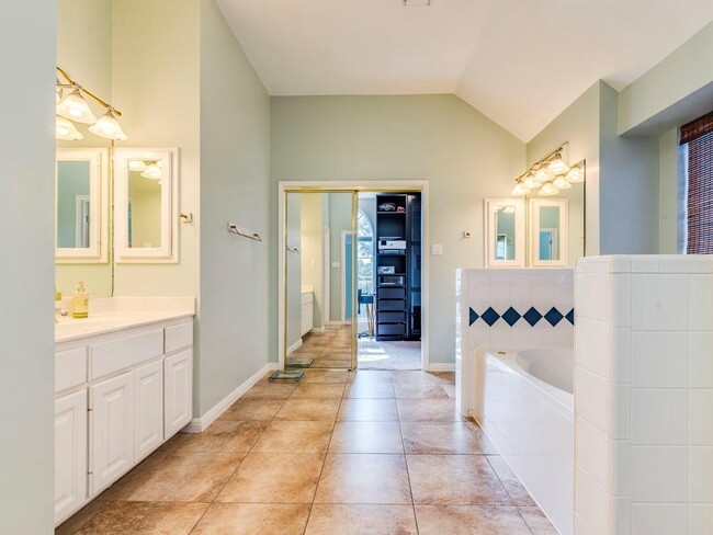 Building Photo - 5847 Back Bay Ln