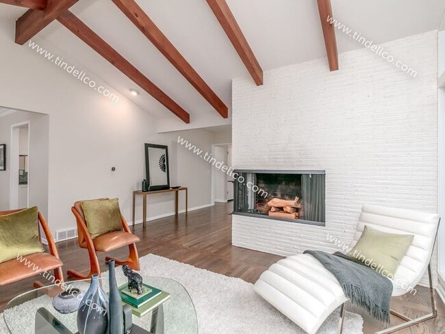 Building Photo - Spacious Mid-Century Modern Home in Counci...