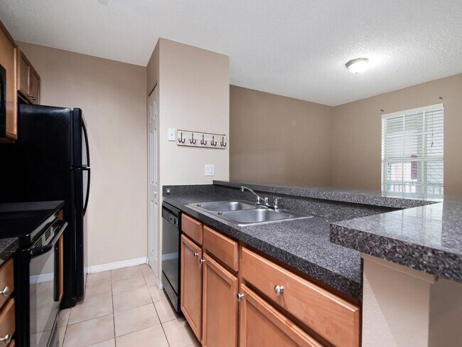 Building Photo - Park Lake — 1 Bed / 1 Bath + Den | Upstairs Condo | Brandon, FL