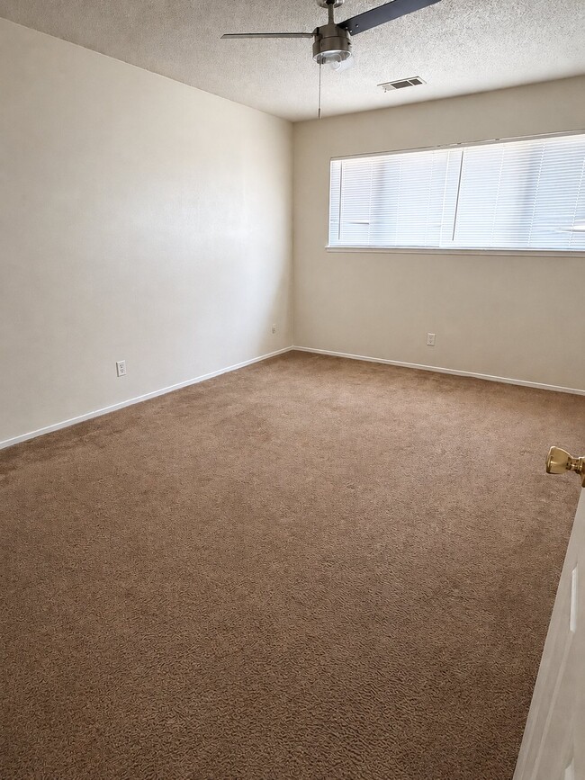 Building Photo - 305 E Encore Dr