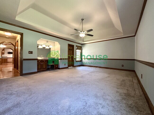Building Photo - 700 Middle Rdg Dr