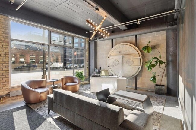Building Photo - 700 N Washington Ave
