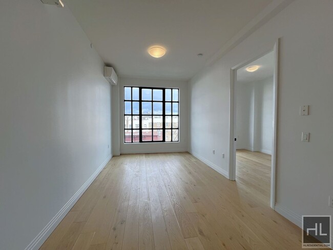 Building Photo - Luxurious 1 bedroom/1 Bathroom duplex apt ...