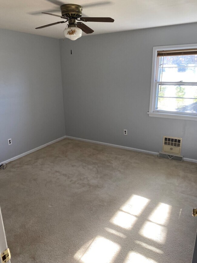 Building Photo - 242 White Pine Dr