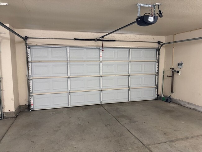 Building Photo - Lakeside Community Beauty