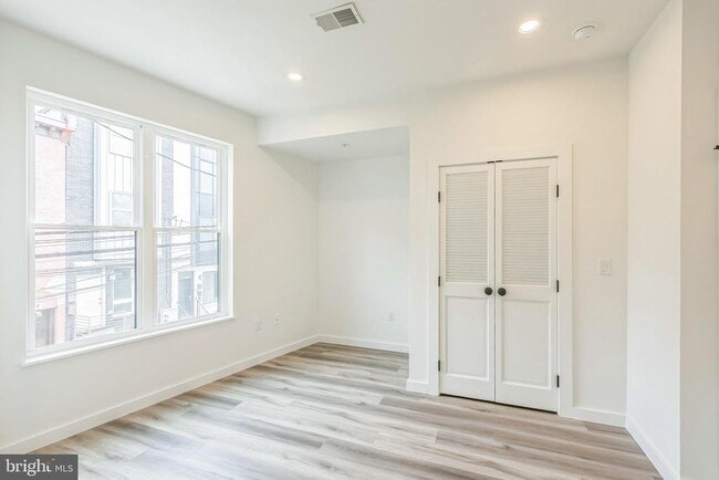 Building Photo - 1526 W Seybert St