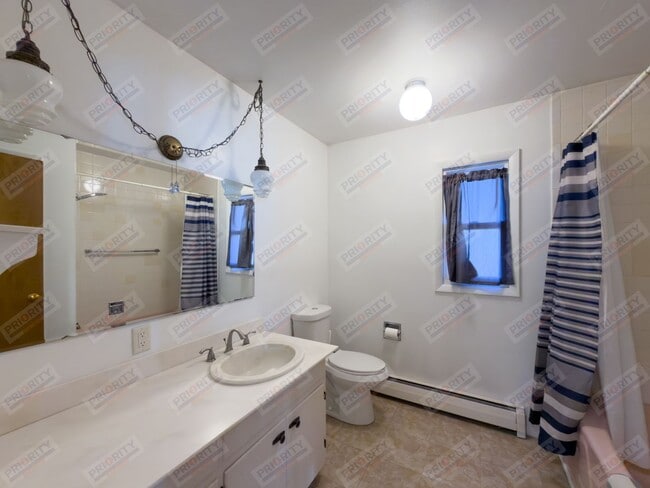 Building Photo - Large 4 bedroom, 2.5 bath downtown home