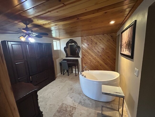 Building Photo - 716 BArrett Way