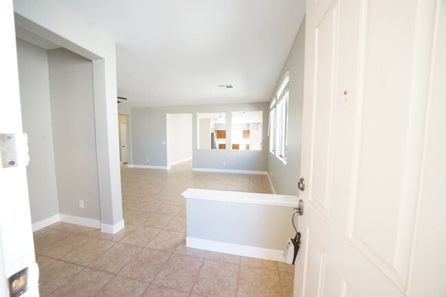 Building Photo - SHOWINGS AVAILABLE NOW