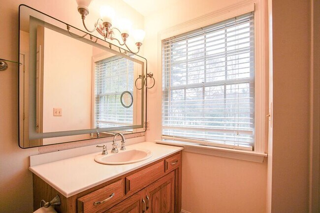 Building Photo - 14 Horseshoe Ln