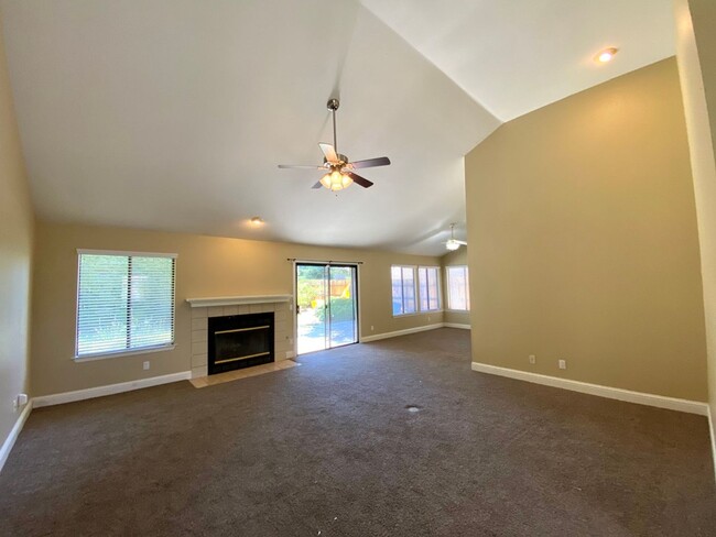 Building Photo - $2,295.00-  3 Bedroom Bullard & Fowler, Cl...