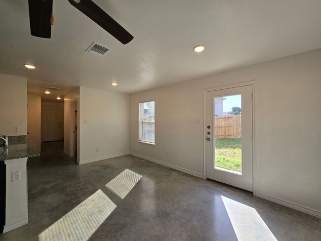Building Photo - RENT SPECIAL - AVAILABLE NOW!