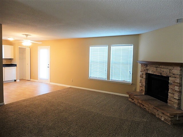 Building Photo - 15080 Fawn Hollow Ln