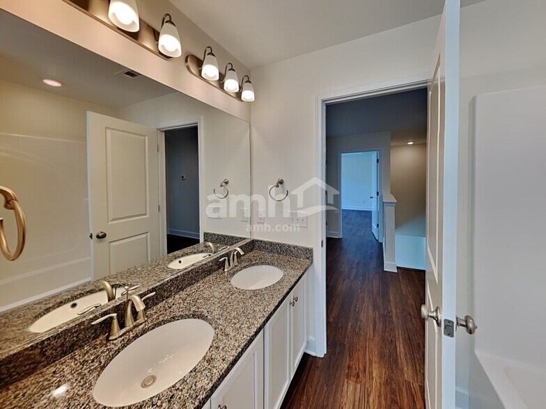 Building Photo - 3035 Esquire Dr